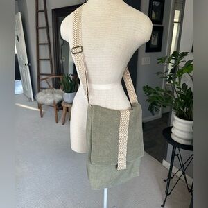 Jute crossbody bag with adjustable strap